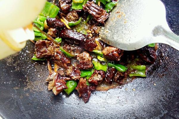 青椒炒腊鸭的做法图解10