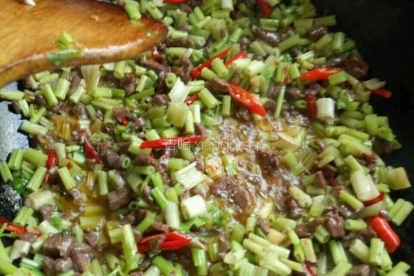 芹菜牛肉的做法图解4