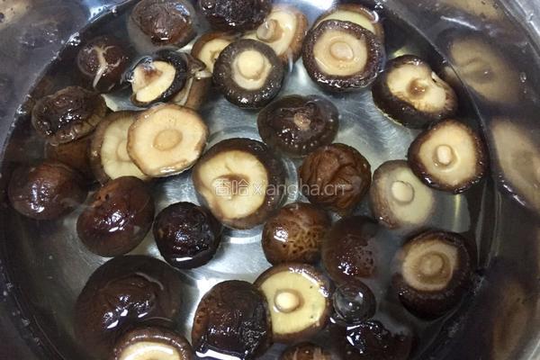 香菇炖排骨汤的做法图解1