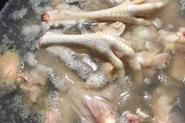 椰子肉炖鸡汤的做法图解1