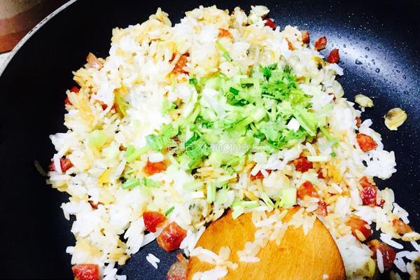 蛤蜊肉腊肠炒饭的做法图解7