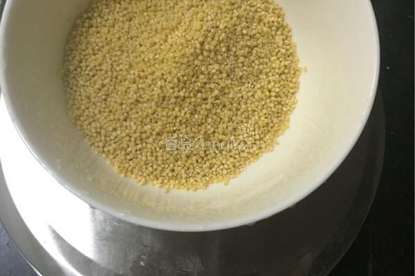 小米粥的做法图解1