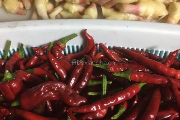 剁椒拌嫩姜的做法图解2