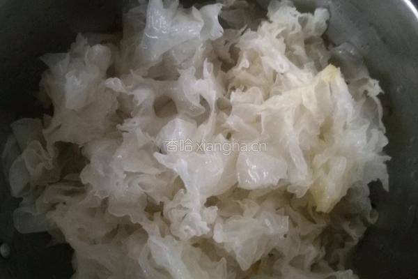 紫薯银耳汤的做法图解1