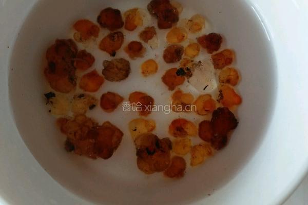 桃胶蔓越莓银耳羹的做法图解3
