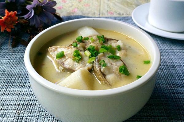 山药炖鱼汤的做法图解1