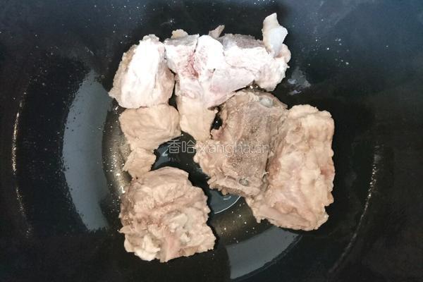西红柿排骨汤的做法图解2