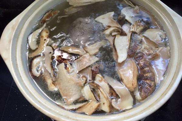 松茸炖鸽子汤的做法图解10