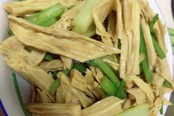 腐竹炒芹菜的做法图解4