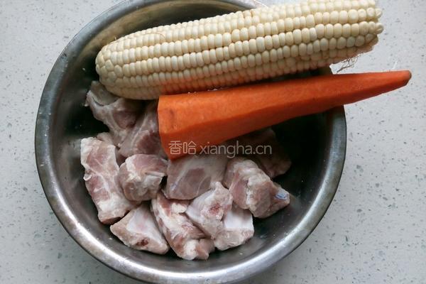 胡萝卜玉米排骨汤的做法图解1