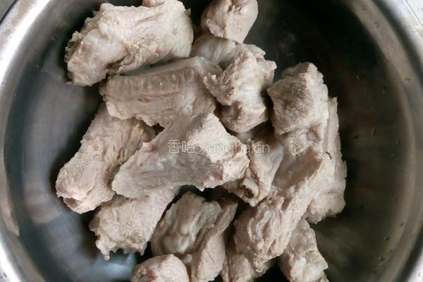 胡萝卜玉米排骨汤的做法图解5