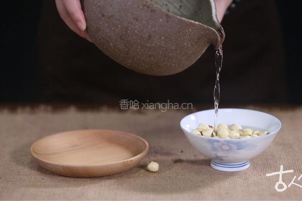 清 建莲红枣汤的做法图解1
