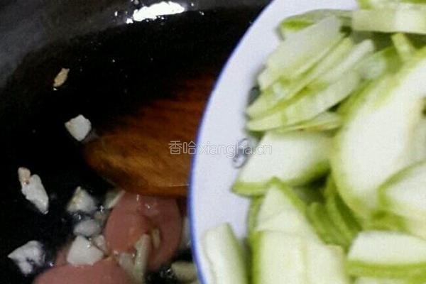 角瓜炒火腿肠的做法图解5