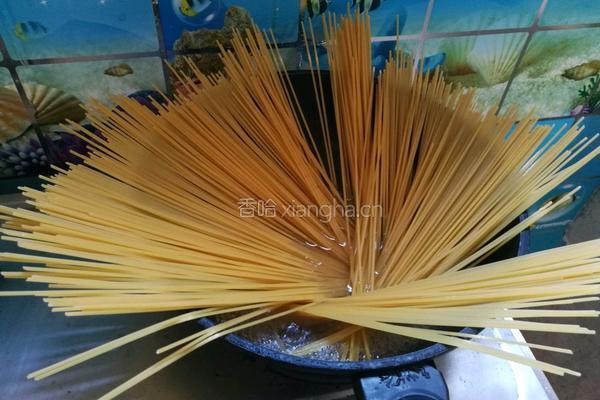 椒盐意面配鱼排的做法图解4