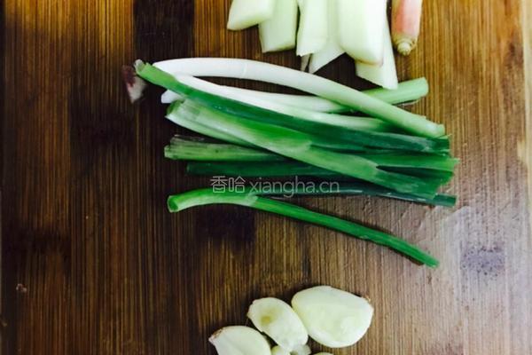 子姜鲜炒六月黄的做法图解2