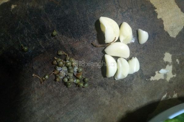皮蛋擂花生青椒的做法图解2