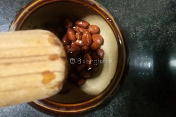 皮蛋擂花生青椒的做法图解5