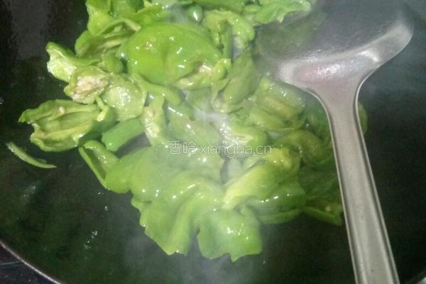 皮蛋擂花生青椒的做法图解7