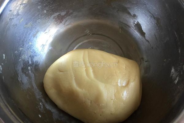 蛋黄豆沙月饼的做法图解4