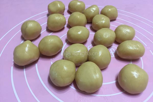 蛋黄豆沙月饼的做法图解9