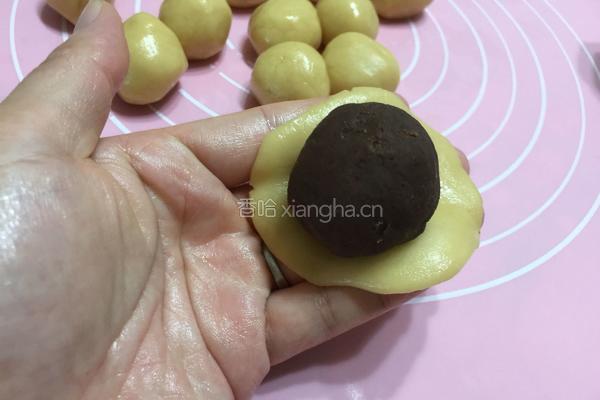 蛋黄豆沙月饼的做法图解10