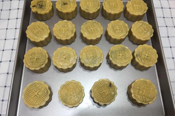 蛋黄豆沙月饼的做法图解20
