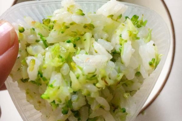 西兰花肉松饭团的做法图解4