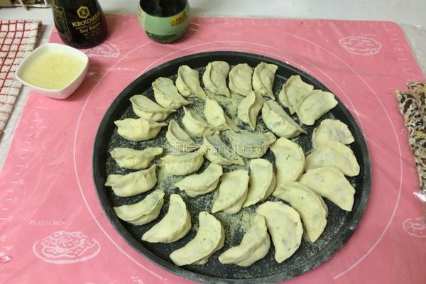 冻饺做锅贴 金黄色的美食的做法图解1