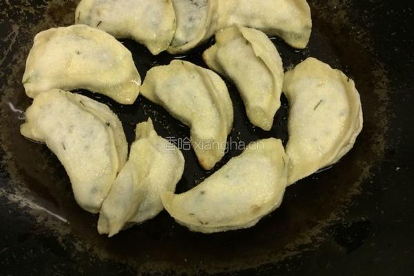 冻饺做锅贴 金黄色的美食的做法图解2