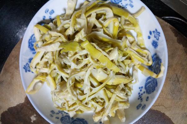 竹笋炒鸡腿肉的做法图解1