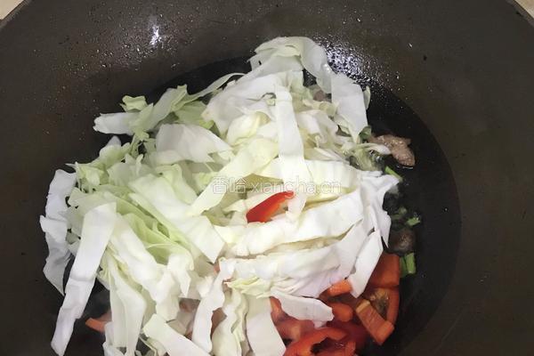 肉炒卷心菜粉条的做法图解6