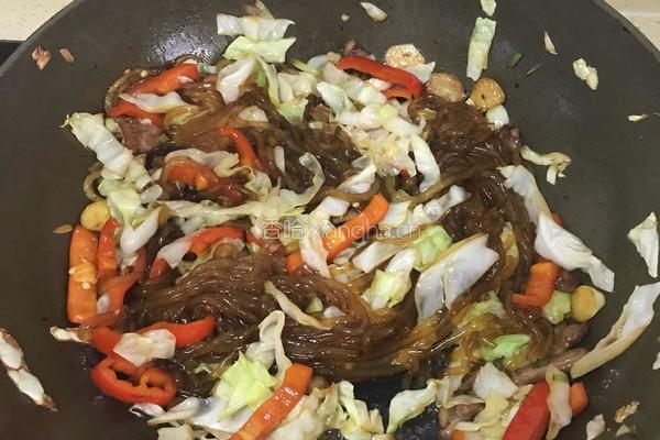 肉炒卷心菜粉条的做法图解7