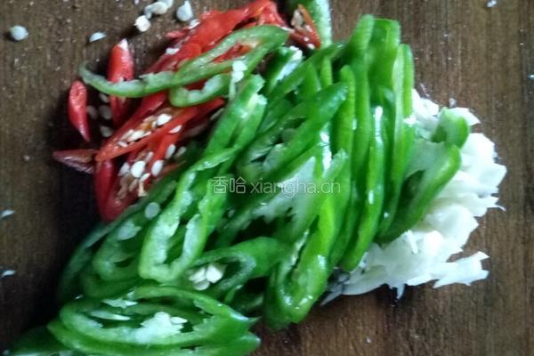 青椒炒肉片的做法图解2
