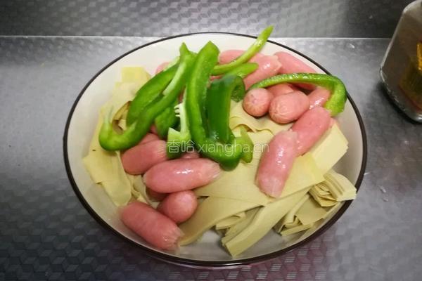干豆腐炒亲亲肠的做法图解1