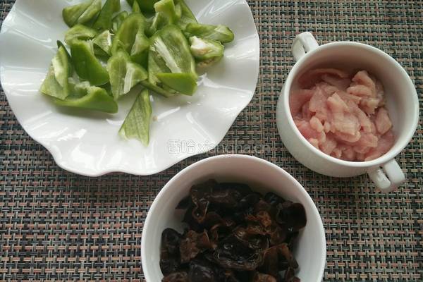 木耳炒肉片的做法图解1