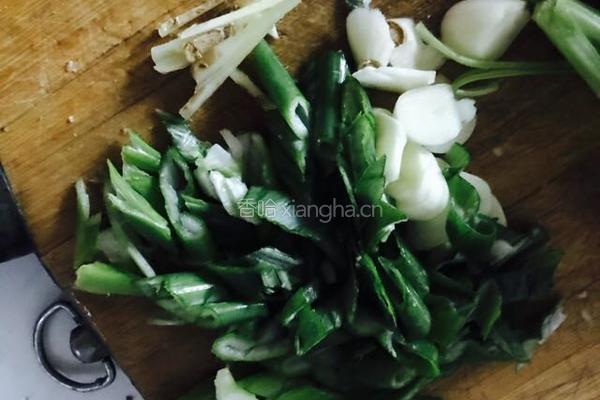 酥肉菠菜排骨汤的做法图解1