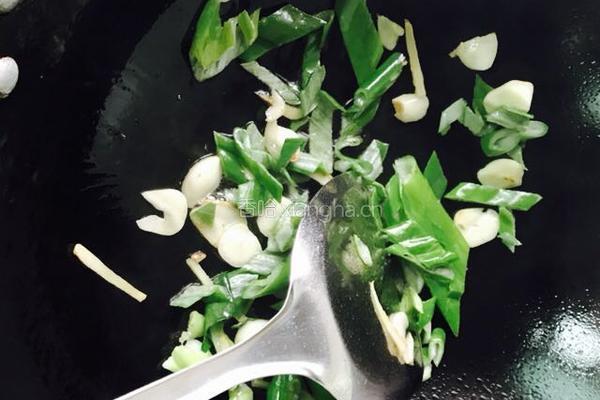 酥肉菠菜排骨汤的做法图解3