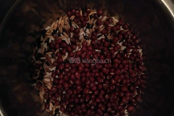 红豆黑米杂粮粥的做法图解2