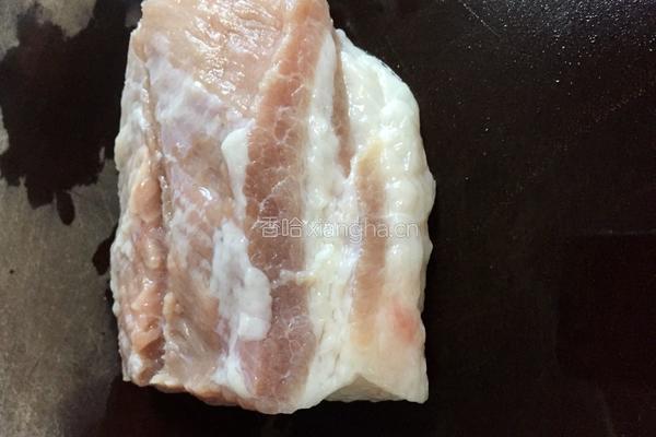 五花肉菌菇汤的做法图解2