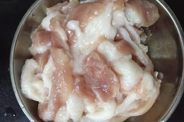 五花肉菌菇汤的做法图解3