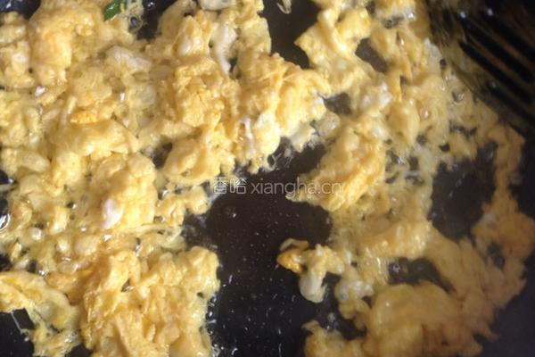 鸡蛋炒包谷饭的做法图解2