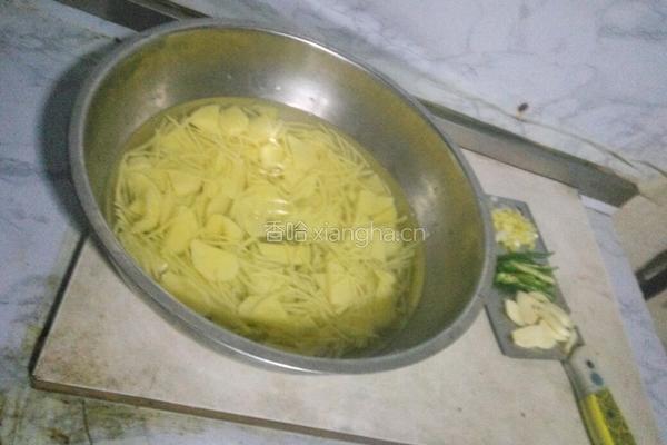 酸辣土豆丝片的做法图解1