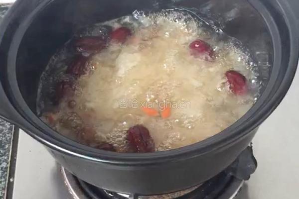 银耳红枣桂圆汤的做法图解1