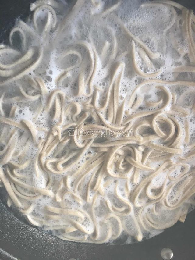 我是拿着机器对着开水锅里摇的哈哈，煮5分钟就好了，捞入准备好的冷水盆里