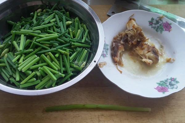韭苔炒咸肉的做法图解1