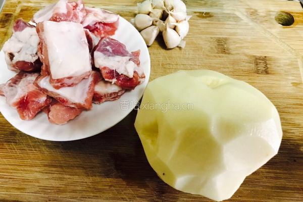 土豆烧排骨的做法图解1