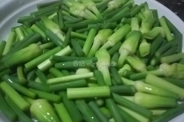 蒜薹鹌鹑蛋的做法图解1