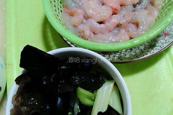 黑木耳炒虾仁的做法图解1