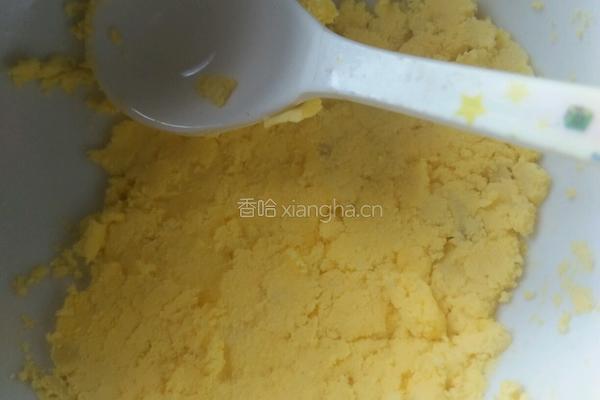 小米蛋黄粥的做法图解3