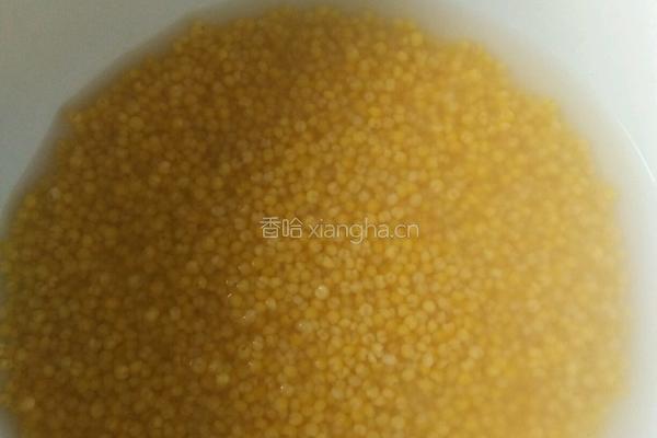小米蛋黄粥的做法图解2